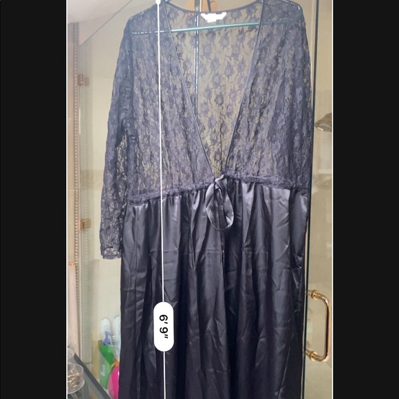 Black Robe - Picture 6 of 9